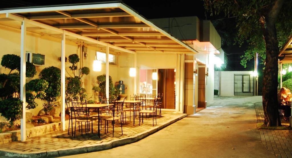 Rumi Apartelle Hotel Angeles Exteriör bild