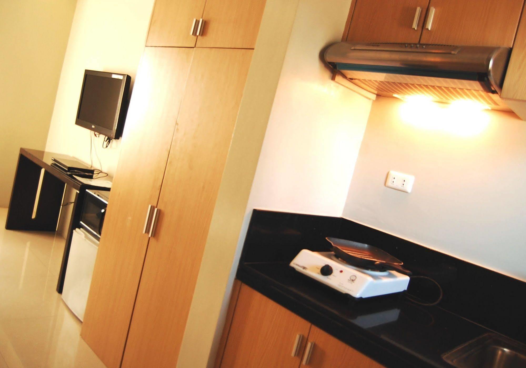 Rumi Apartelle Hotel Angeles Exteriör bild