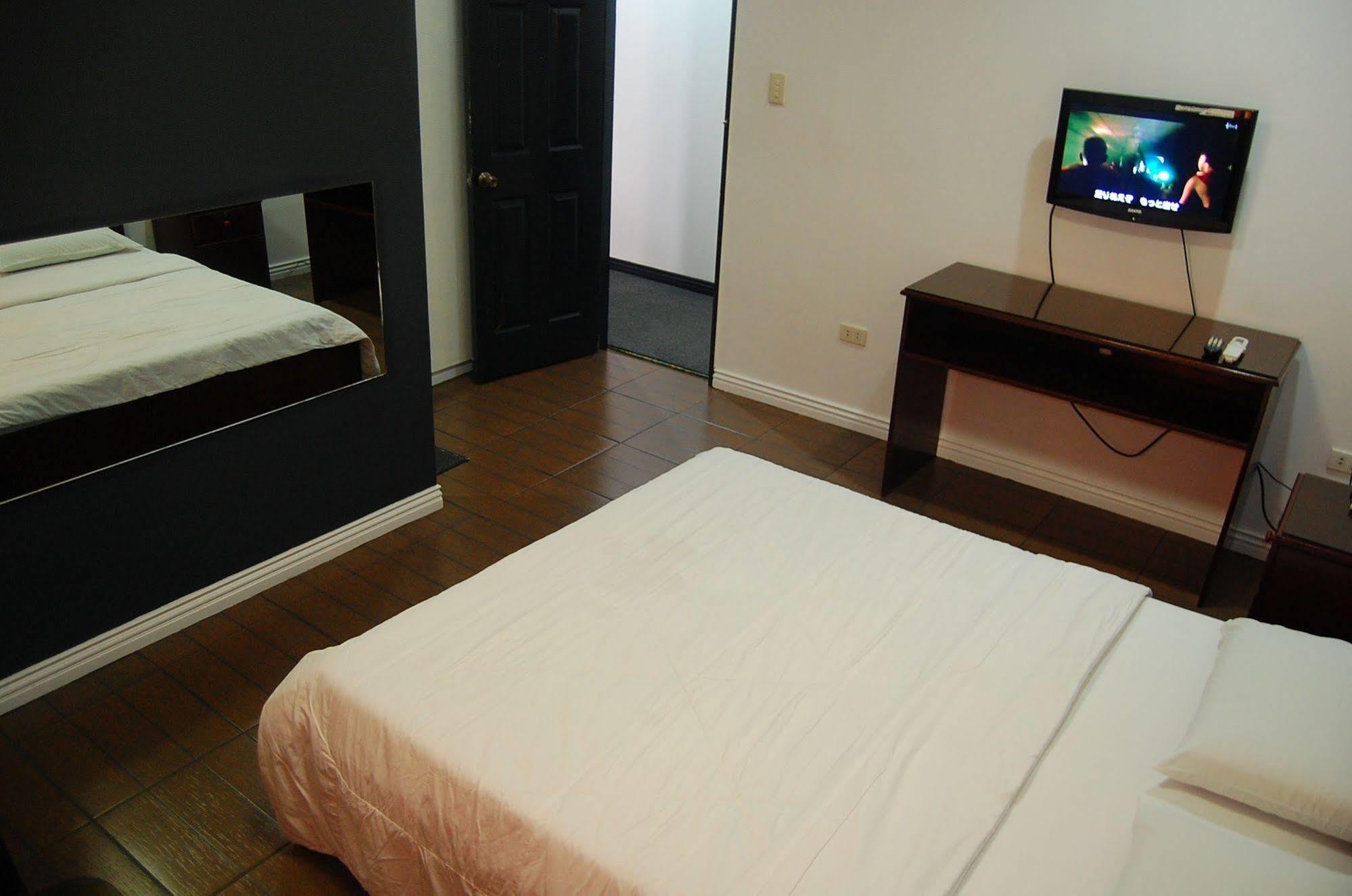 Rumi Apartelle Hotel Angeles Exteriör bild